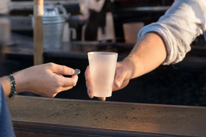 Gobelet réutilisable rendu au bar contre une pièce de consigne