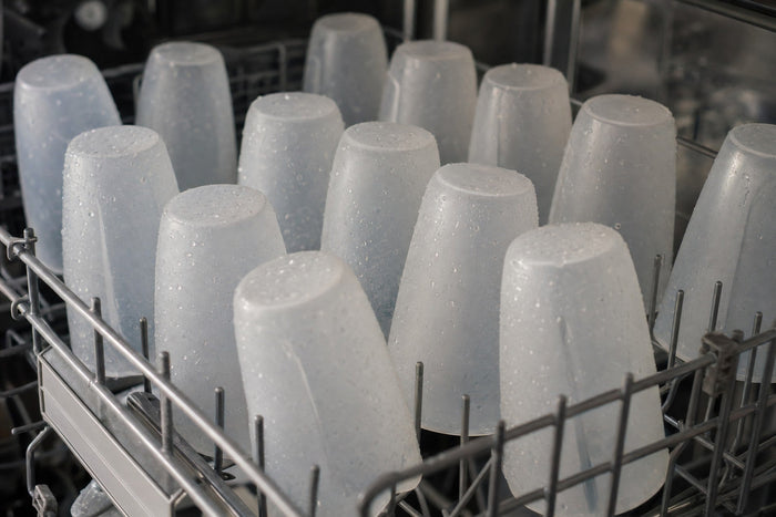 Gobelets réutilisables givrés dans un panier de lave-vaisselle